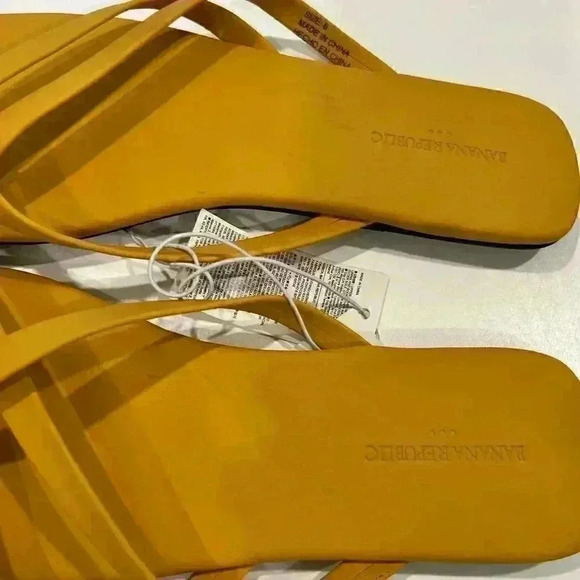 Banana Republic Barely There Flip Flops - Picture 7 of 7